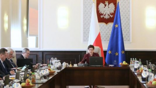 Premier Beata Szydło (C) wśród ministrów przed posiedzeniem rządu w KPRM. Warszawa, 14.03.2017. Fot. PAP/L. Szymański 