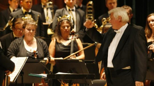 Orkiestra Opery Śląskiej pod dyrekcją Tadeusza Serafina (P). 2009 r. Fot. PAP/A. Grygiel