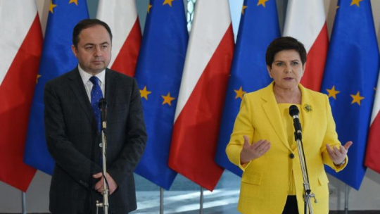 Premier RP Beata Szydło (P) i wiceminister spraw zagranicznych Konrad Szymański (L) podczas konferencji prasowej w Rzymie. Fot. PAP/R. Pietruszka