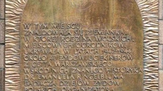 Pamiątkowa tablica w miejscu, gdzie znajdował się bunkier "Krysia". Fot. A. Grycuk  Źródło: Wikimedia Commons