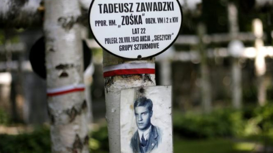 Grób Tadeusza Zawadzkiego „Zośki”. Cmentarz Wojskowy na Powązkach w Warszawie. Fot. PAP/L. Szymański 