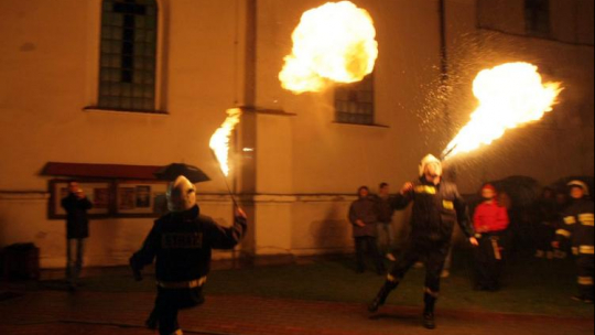  Bziukanie, czyli wydmuchiwanie nafty na płonące pochodnie, w czasie wieczornej mszy rezurekcyjnej w Koprzywnicy w diecezji sandomierskiej w Świętokrzyskiem. Fot. PAP/P. Polak