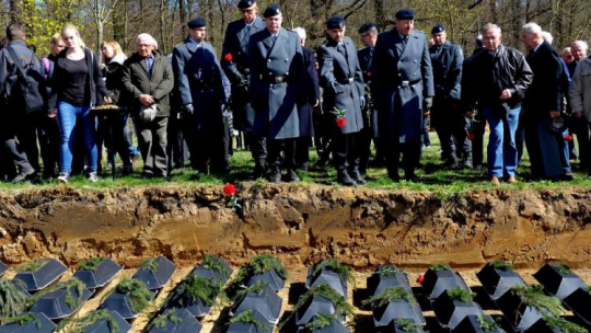 Uczestnicy uroczystości pogrzebowych przy zbiorowej mogile, w której pogrzebano 1768 trumien ze szczątkami niemieckich żołnierzy. Glinna, 06.04.2017. Fot. PAP/M. Bielecki