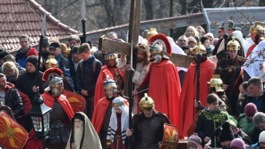 Droga krzyżowa w Wielki Piątek w Kalwarii Zebrzydowskiej. Fot. PAP/J. Bednarczyk