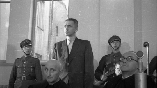 Gubernator okręgu warszawskiego w okresie okupacji Ludwig Fischer na sali sądowej (stoi za ławą obrońców). 1947 r. Fot. PAP/CAF/J. Baranowski