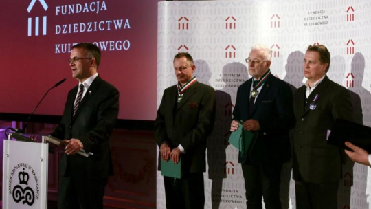 Wiceminister kultury Jarosław Sellin oraz odznaczeni medalami "Gloria Artis", od lewej: Janusz Smaza, Jerzy Petrus i Krzysztof Hejke, podczas III Gali Fundacji Dziedzictwa Kulturowego podsumowującej przedsięwzięcia zrealizowane w 2016 r. Fot. PAP/T. Gzell