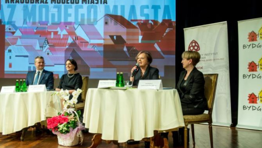 Konferencja prasowa w Bydgoszczy nt. kampanii "Krajobraz mojego miasta" w ramach Międzynarodowego Dnia Ochrony Zabytków - od lewej: wojewoda kujawsko-pomorski Mikołaj Bogdanowicz, wiceminister kultury, Generalny Konserwator Zabytków prof. Magdalena Gawin, dyrektor Narodowego Instytutu Dziedzictwa prof. Małgorzata Rozbicka, wiceprezydent Bydgoszczy Iwona Waszkiewicz. Fot. PAP/T. Żmijewski 