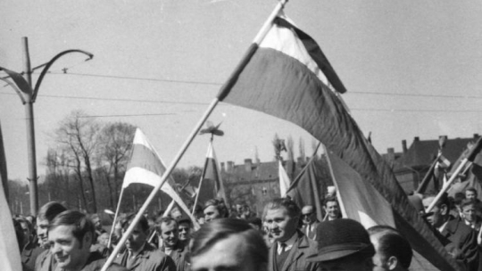 Żałobna manifestacja na ulicach Gdańska. Podwale Grodzkie. Widoczne flagi z czarnymi wstążeczkami. 01.05.1971 r. Źródło: IPN