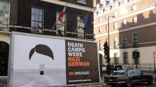 Mobilny billboard z napisem "Death Camps Were Nazi German" przed polską ambasadą w Londynie. Akcja jest protestem wobec używania przez zagraniczne media sformułowania "polskie obozy śmierci". Fot. PAP/J. Krupa
