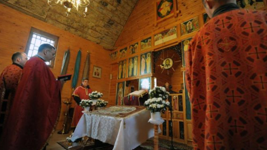 Uroczystości Wielkiego Piątku w greckokatolickiej cerkwi w Łuczycach na Podkarpaciu. 2010 r. Fot. PAP/D. Delmanowicz 