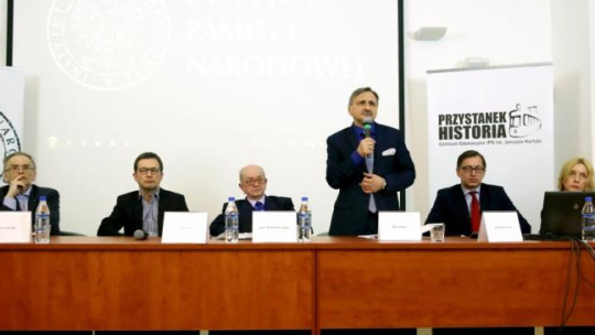 Wiceszef MEN Maciej Kopeć (3P), prezes IPN dr Jarosław Szarek (2P), autor nowej podstawy programowej prof. Włodzimierz Suleja (3L), dziennikarze: Jan Wróbel (2L) i Piotr Zaremba (L) oraz dr Katarzyna Maniewska (P) podczas debaty o nauczaniu historii w szkole po reformie edukacji. Fot. PAP/T. Gzell 