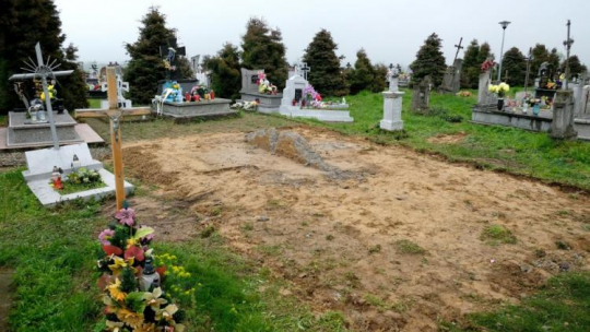 Pozostałość po zdemontowanym pomniku żołnierzy Ukraińskiej Powstańczej Armii. Hruszowice, 27.04.2017. Fot. PAP/D. Delmanowicz 