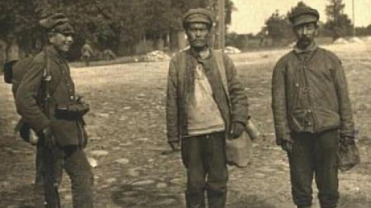 Żołnierze sowieccy wzięci do niewoli pod Radzyminem. 08.1920. Fot. CAW 