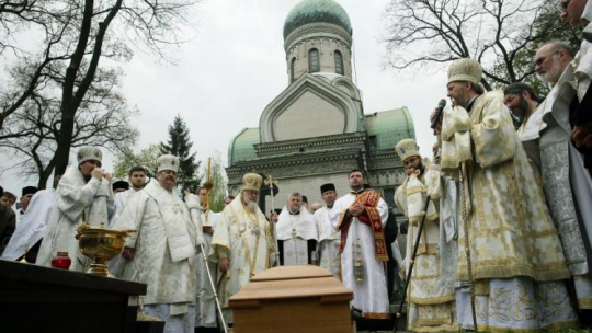 Pogrzeb abp. Jeremiasza na cmentarzu wolskim w Warszawie. Fot. PAP/T. Gzell