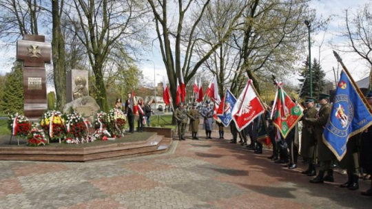 Uroczystość odsłonięcia Krzyża Katyńskiego obok Pomnika Katyńskiego w Białymstoku. Fot. PAP/A. Reszko