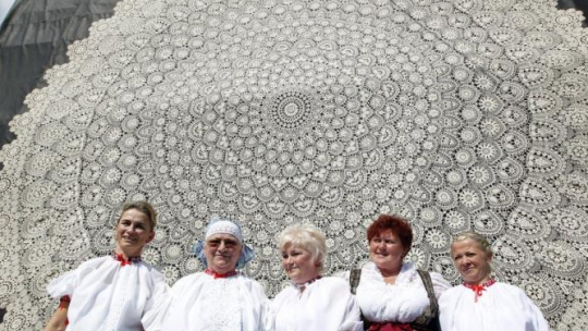 Koronka "Rózia" (5 metrów średnicy, 5 kg wagi) i twórczynie dzieła, mieszkanki Koniakowa: Marta Haratek (2L), Urszula Rybka (2P), Renata Krasowska (L), Danuta Krasowska (C) i Mariola Legierska (P). Koniaków, 2013 r. Fot. PAP/A. Grygiel 
