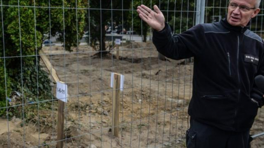 Prof. Krzysztof Szwagrzyk podczas prac poszukiwawczych ofiar komunizmu na Łączce na Powązkach Wojskowych w Warszawie. 2016 r. Fot. PAP/J. Kamiński