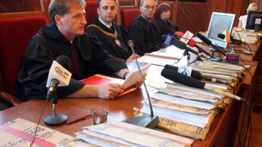 Sąd Okręgowy we Wrocławiu ogłasza wyrok w procesie Jana M., b. wiceszefa komendy miejskiej MO w Lubinie. 17.07.2007. Fot. PAP/K. Świderski 