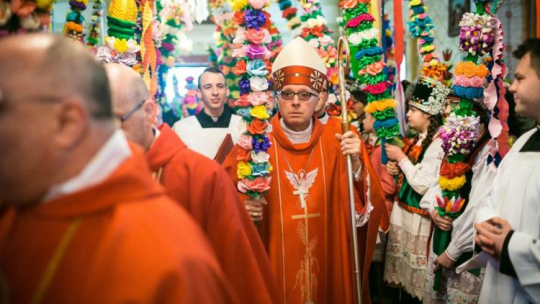 Uczestnicy procesji z palmami w trakcie uroczystości Niedzieli Palmowej. Łyse, 09.04.2017. Fot. PAP/J. Sender 