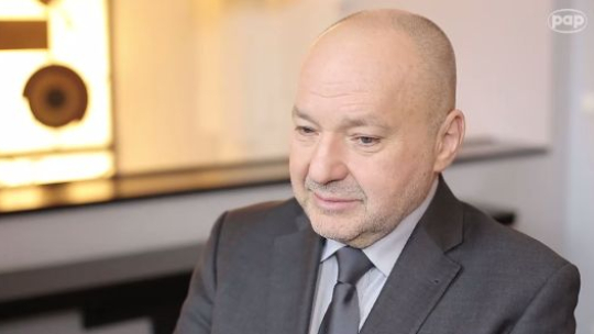 Maciej Łopiński, członek Społecznego Komitetu Budowy Pomników śp. Prezydenta L. Kaczyńskiego oraz Ofiar Tragedii Smoleńskiej. Źródło: serwis wideo PAP