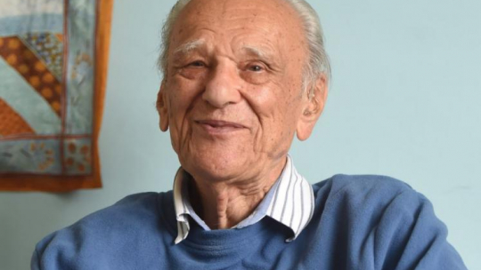 Ppłk Zbigniew Makowiecki w swoim londyńskim mieszkaniu. 2016 r. Fot. PAP/G. Michałowski 