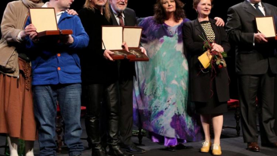 Aktorka Anna Dymna oraz laureaci Medali św. Brata Alberta. Kraków, 13.03.2017. Fot. PAP/S. Rozpędzik