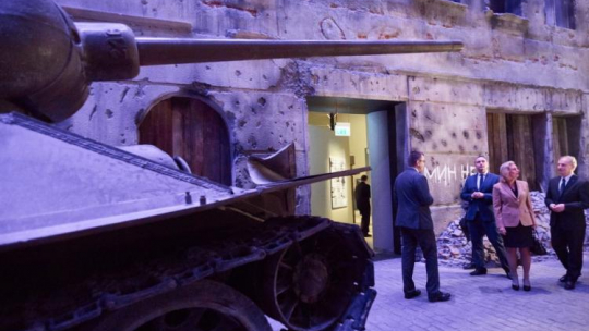 Sekretarz stanu KPRM, senator Anna Maria Anders zwiedza Muzeum II Wojny Światowej w Gdańsku w towarzystwie wojewody pomorskiego Dariusza Drelicha (P) i dyrektora Muzeum Karola Nawrockiego (3P). PAP/A. Warżawa 