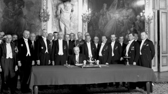 Ceremonia podpisania przez prezydenta RP Ignacego Mościckiego Konstytucji 1935 roku w Sali Rycerskiej na Zamku Królewskim w Warszawie. 23.04.1935. Źródło: NAC