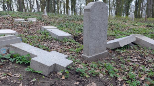 Uszkodzone nagrobki w parku-lapidarium przy ul. Ostrowskiej w Szczecinie. Fot. PAP/M. Bielecki