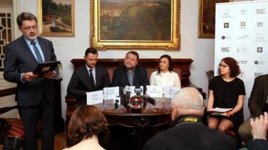 Prezes zarządu Fundacji Wisławy Szymborskiej Michał Rusinek (L), zastępca dyrektora Krakowskiego Biura Festiwalowego ds. Programowych Robert Piaskowski (2L), zastępca prezydenta Krakowa ds. Polityki Społecznej, Kultury i Promocji Miast Andrzej Kulig (3L), prezes Fundacji Miasto Literatury Olga Brzezińska (3P), sekretarz Nagrody im. Wisławy Szymborskiej Paulina Paulina Małochleb (2P) oraz członek kapituły Nagrody Andrij Chadanowicz (P). Kraków, 26.04.2017.  Fot. PAP/S. Rozpędzik