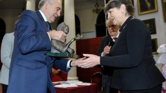 Dyrektor NOSPR Joanna Wnuk-Nazarowa odbiera nagrodę Towarzystwa Przyjaciół Śląska z rąk poprzedniego laureata Mariana Zembali. Fot. PAP/M. Obara 