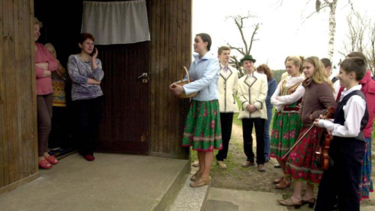 III Międzynarodowe Spotkanie z "Konopielką" - dawna tradycja kolędowania w drugi dzień Świąt Wielkanocnych. Knyszyn. 17.04.2004. Fot. PAP/L. Stankiewicz