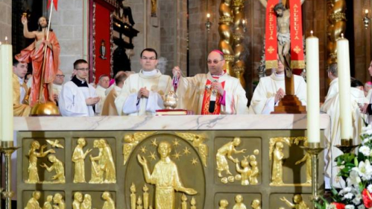 Prymas Polski abp Wojciech Polak (centrum P) podczas mszy św. w bazylice prymasowskiej w Gnieźnie. 23.04.2017. Fot. PAP/J. Kaczmarczyk 