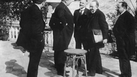 Podpisanie układu w Rapallo. kanclerz Rzeszy Joseph Wirth, Walther Rathenau oraz delegacja sowiecka: Leonid Krasin, Gieorgij Cziczerin oraz Adolf Joffe. Źródło: Wikimedia Commons/Bundesarchiv