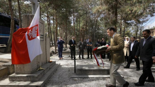 Minister R. Sikorski przed pomnikiem Polskim Wygnańcom Rodacy na Cmentarzu Ormiańskim w Isfahanie. Fot. PAP/P. Supernak