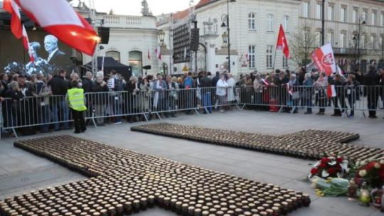Obchody 7. rocznicy katastrofy smoleńskiej - uroczystości przed Pałacem Prezydenckim. Fot. PAP/L. Szymański 