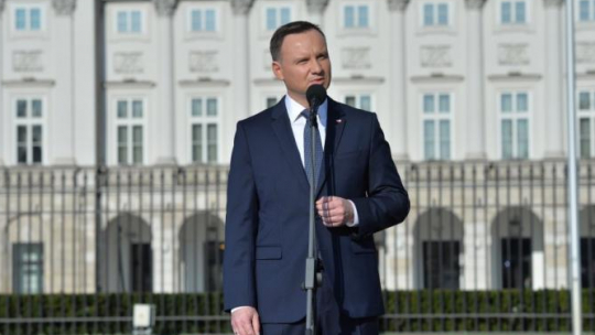 Wystąpienie prezydenta Andrzeja Dudy podczas uroczystości przed Pałacem Prezydenckim w 7. rocznicę katastrofy smoleńskiej. Fot. PAP/J. Turczyk 