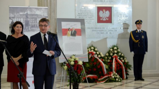 Marszałek Sejmu Marek Kuchciński podczas otwarcia wystawy poświęconej emisji filatelistycznej „Pamiętamy 10.IV.2010” w Sejmie. Fot. PAP/M. Obara 