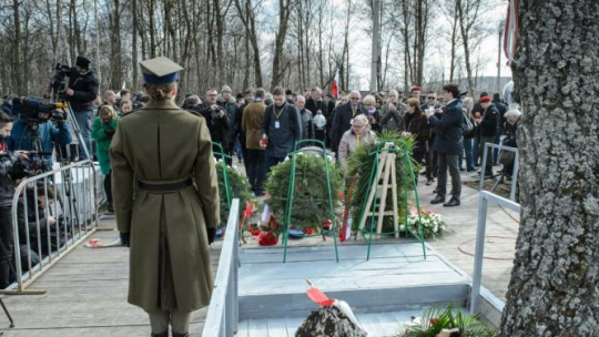Uroczystości w miejscu katastrofy samolotu prezydenckiego Tu-154M w Smoleńsku. Fot. PAP/W. Pacewicz