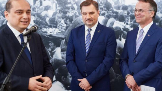 Wiceminister kultury i dziedzictwa narodowego Jarosław Sellin (P), przewodniczący NSZZ "Solidarność" Piotr Duda (C) oraz dyrektor Europejskiego Centrum Solidarności Basil Kerski podczas uroczystości podpisania umowy ws. Sali BHP Stoczni Gdańskiej. Fot. PAP/A. Warżawa 