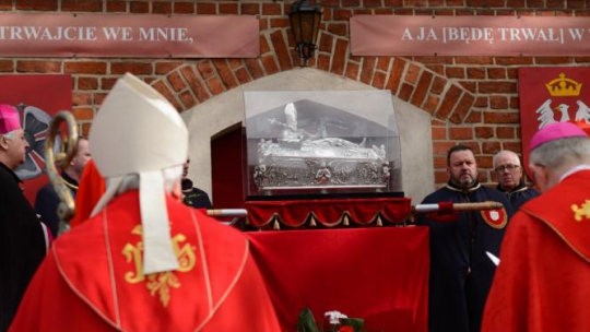 Uroczystości inauguracje obchody jubileuszu 600-lecia prymasostwa w Polsce: procesja z relikwiami Św. Wojciecha przeszła z kościoła pw. św. Michała do bazyliki prymasowskiej w Gnieźnie. 23.04.2017. Fot. PAP/J. Kaczmarczyk 