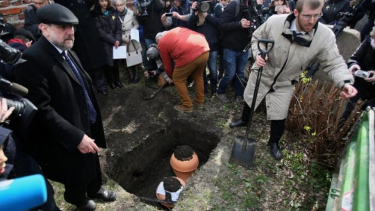 Naczelny rabin Polski Michael Schudrich (L) podczas ceremonii pochowania zwojów Tory na Cmentarzu Żydowskim w Warszawie. Fot. PAP/L. Szymański