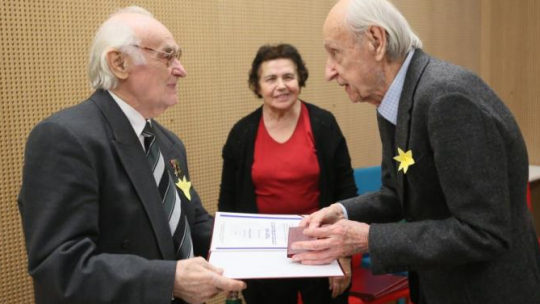 Jan Turnau (P) odbiera z rąk Tomasza Miedzińskiego medal "Powstanie w Getcie Warszawskim". Fot. PAP/L. Szymański 
