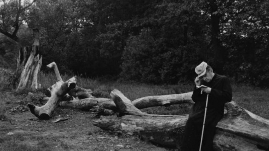 Zdjęcie ks. Jana Twardowskiego na wystawie „Inside Poland. Marian Schmidt. Fotografie”. Źródło: Marian Schmidt