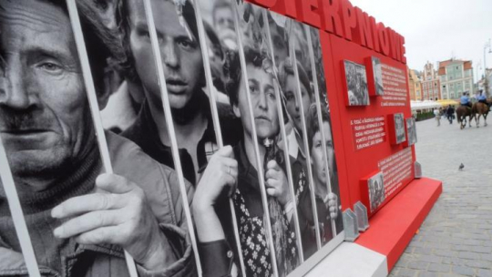 Wrocławskie obchody 30-lecia Solidarności: wystawa "Solidarność to my" na Rynku we Wrocławiu. Fot. PAP/G. Hawałej 