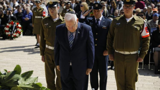 Prezydent Reuven Rivlin podczas uroczystości Dzień Pamięci o Ofiarach i Bohaterach Holokaustu.  Fot. PAP/EPA   