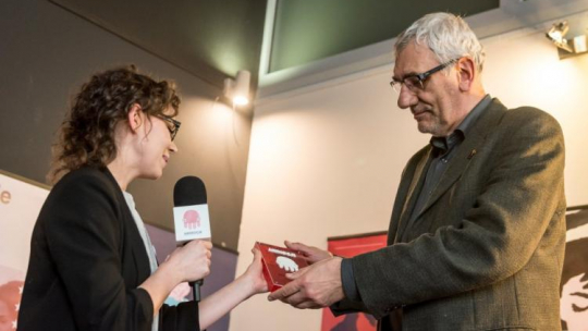 Wiktor Zborowski odbiera z rąk szefowej Festiwalu Animocje Weroniki Płaczek Nagrodę za Osiągnięcia w Dubbingu. Fot. PAP/T. Żmijewski 
