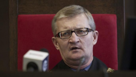 Sędzia Robert Zdych podczas ogłaszania wyroku w procesie apelacyjnym Piotra Rybaka. Fot. PAP/A. Koźmiński