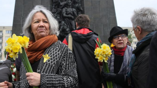 Akcja żonkile upamiętniająca rocznicę wybuchu powstania w getcie warszawskim pod Pomnikiem Bohaterów Getta w Warszawie. Fot. PAP/T. Gzell