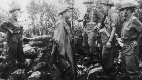 Żołnierze 2 Korpusu Polskiego na odprawie przed akcją bojową. Widoczni m.in.: ppor. Władysław Matulewicz (3. z prawej), strz. Stanisław Skopiec (2. z prawej). Monte Cassino, 19.05.1944. Źródło:NAC